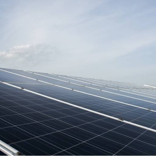 Sistema de energia solar para comércio por WLL Engenharia