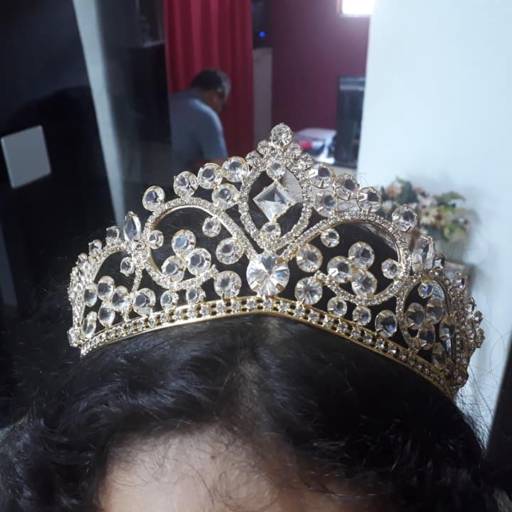 Coroa Dourada com Pedras por Aguiar Noivas, Festas e Ternos