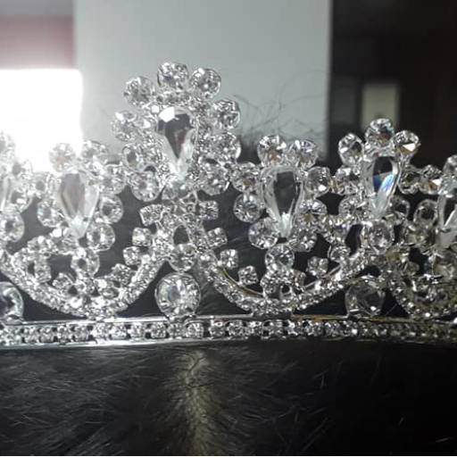 Coroa Prateada com Pedras por Aguiar Noivas, Festas e Ternos