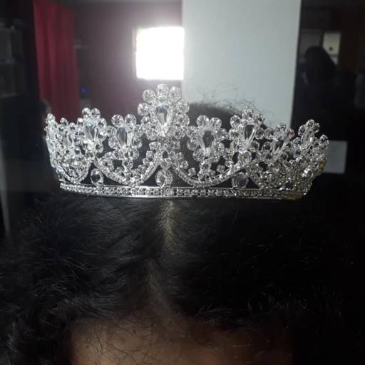 Coroa Prateada com Pedras por Aguiar Noivas, Festas e Ternos