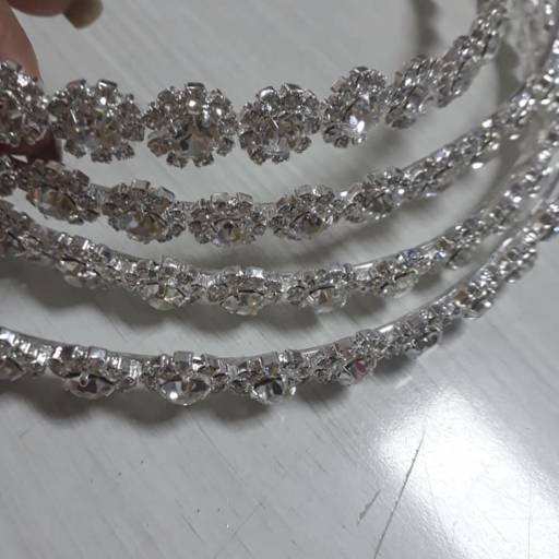 Tiaras Prateadas Finas por Aguiar Noivas, Festas e Ternos