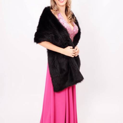 Estola preta para festas em Bauru por Aguiar Noivas, Festas e Ternos