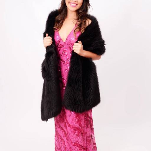 Estola preta para festas em Bauru por Aguiar Noivas, Festas e Ternos