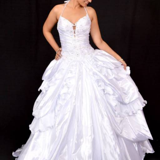 Vestido de noiva de alcinha e com decote em Bauru por Aguiar Noivas, Festas e Ternos