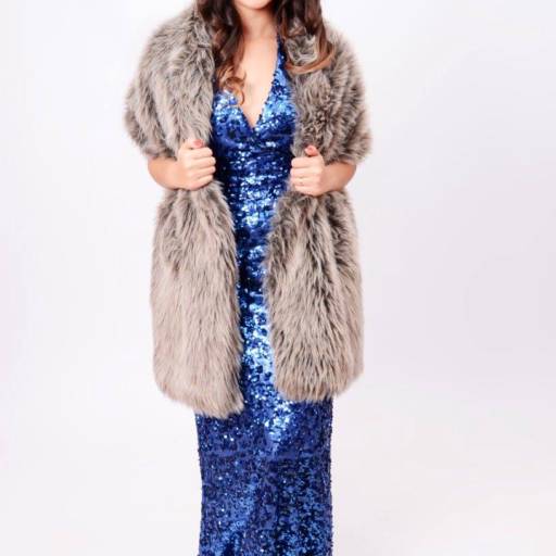 Estola bege para festas em Bauru por Aguiar Noivas, Festas e Ternos