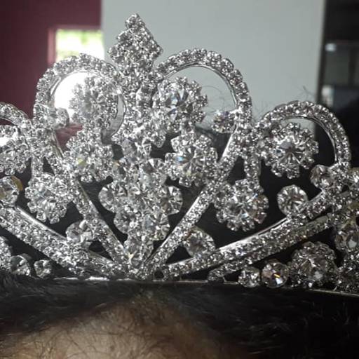 Coroa Prateada Formato Coração por Aguiar Noivas, Festas e Ternos