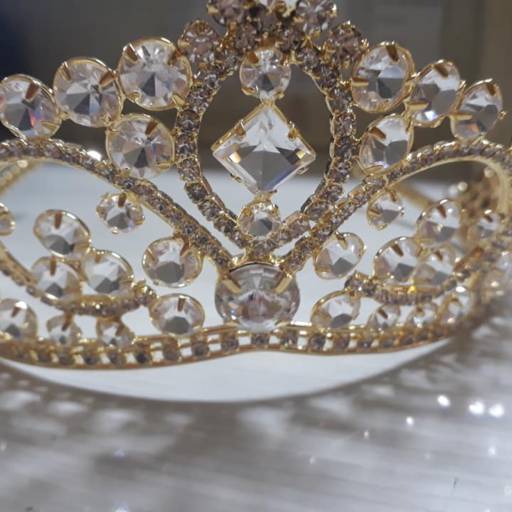 Coroa Dourada com Pedrarias por Aguiar Noivas, Festas e Ternos