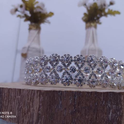 Tiara Prateada Formato Oito com Pedrarias por Aguiar Noivas, Festas e Ternos