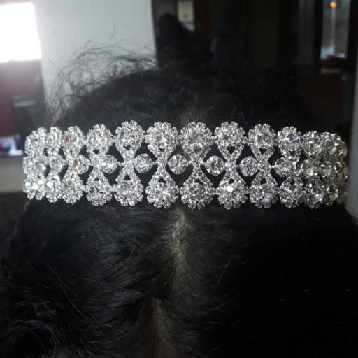 Tiara Prateada Formato Oito com Pedrarias por Aguiar Noivas, Festas e Ternos