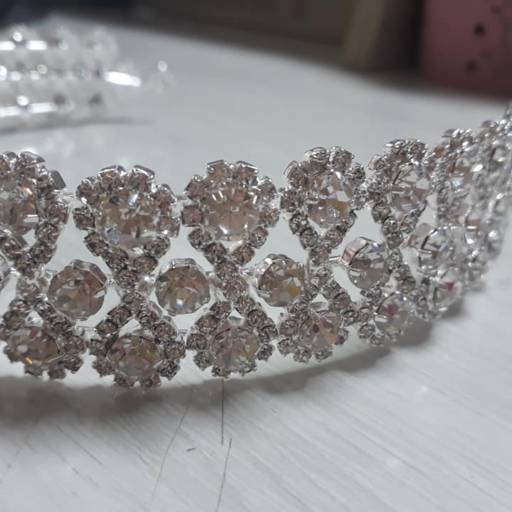 Tiara Prateada Formato Oito com Pedrarias por Aguiar Noivas, Festas e Ternos