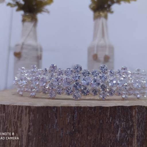 Tiara Prateada com Flores e Pedrarias por Aguiar Noivas, Festas e Ternos