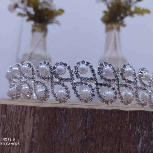 Tiara Prateada Formato Infinito Inclinado por Aguiar Noivas, Festas e Ternos