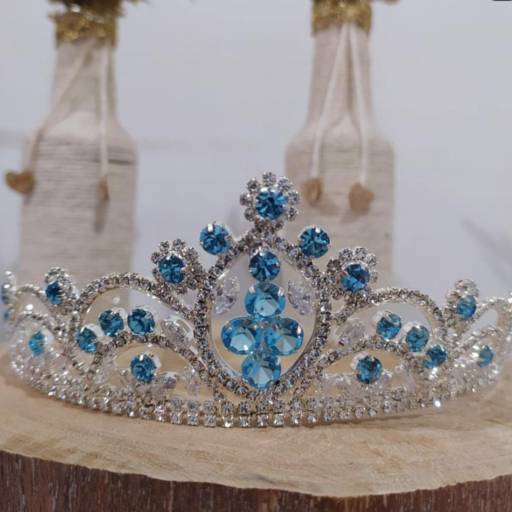 Coroa com Pedrarias Azuis por Aguiar Noivas, Festas e Ternos