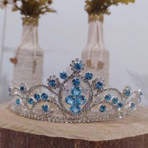 Coroa com Pedrarias Azuis por Aguiar Noivas, Festas e Ternos