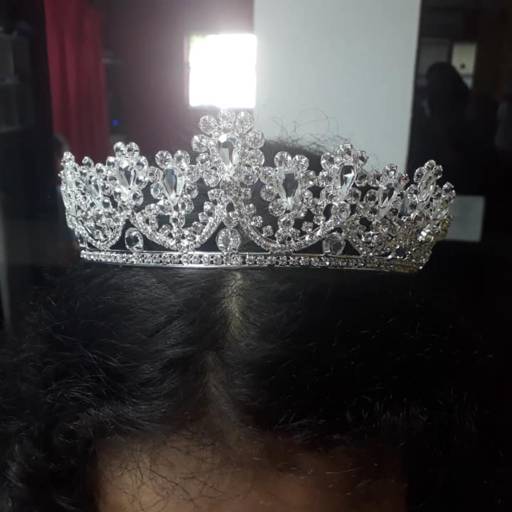 Coroa Prateada com Pedrarias  por Aguiar Noivas, Festas e Ternos