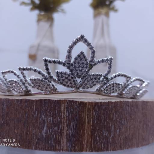 Coroa Prateada com Desenho Flor de Lótus por Aguiar Noivas, Festas e Ternos