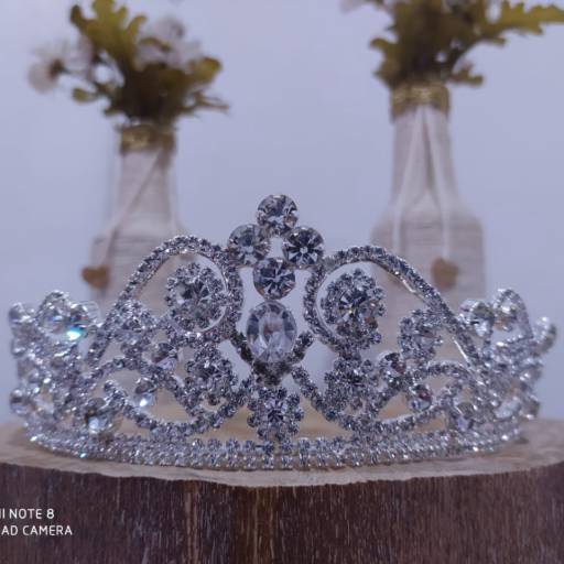 Coroa Prateada com Detalhes em Pedras e Desenhos por Aguiar Noivas, Festas e Ternos