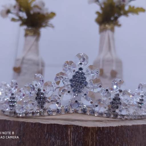 Coroa Prateada com Detalhes de Pedrarias por Aguiar Noivas, Festas e Ternos