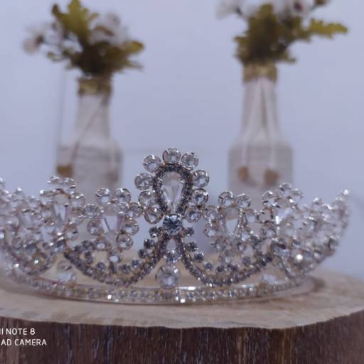 Coroa Prateada com Detalhe de Pedras por Aguiar Noivas, Festas e Ternos
