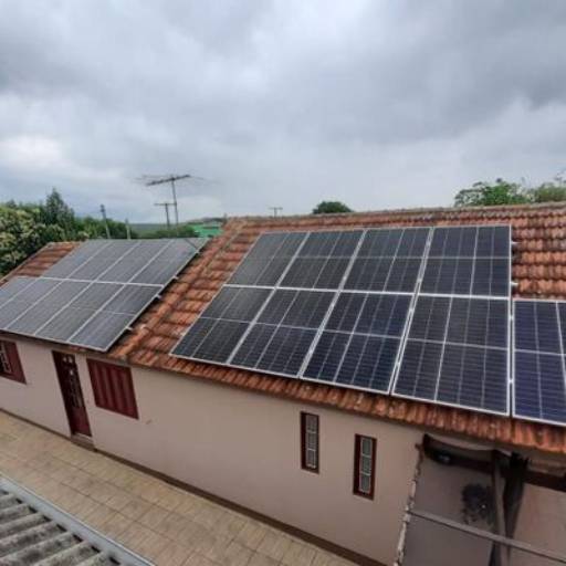 Manutenção de placa solar por Power Energia Solar Engenharia 