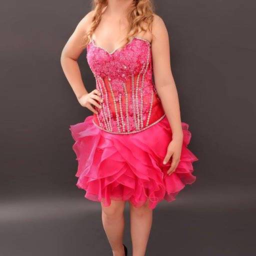 Vestido curto rosa choque em Bauru por Aguiar Noivas, Festas e Ternos