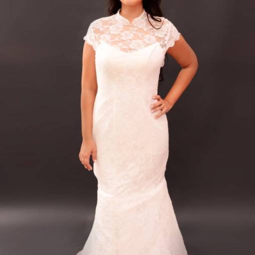 Comprar o produto de Vestido de Noiva modelo gola alta em Bauru em Noivas pela empresa Aguiar Noivas, Festas e Ternos em Bauru, SP por Solutudo