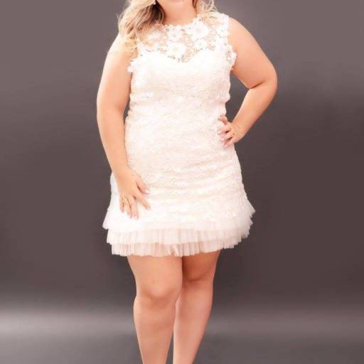 Vestido curto branco com renda em Bauru por Aguiar Noivas, Festas e Ternos