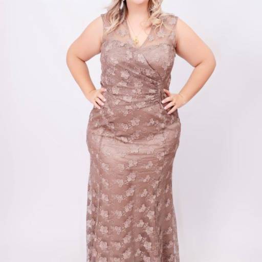 Vestido Bege com alças transparentes Plus Size em Bauru por Aguiar Noivas, Festas e Ternos