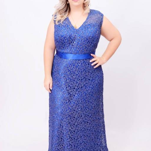 Comprar o produto de Vestido azul rendado Plus Size em Bauru em Moda Plus Size pela empresa Aguiar Noivas, Festas e Ternos em Bauru, SP por Solutudo