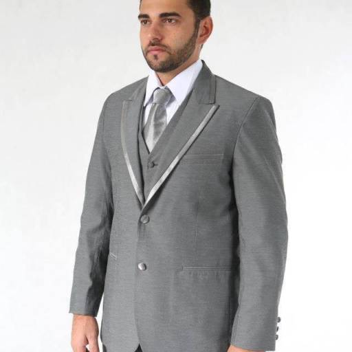 Terno cinza em Bauru por Aguiar Noivas, Festas e Ternos