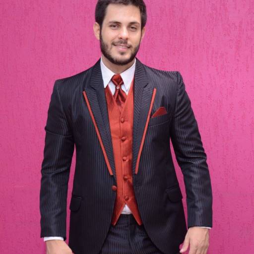 Terno preto com detalhes em vermelho Bauru por Aguiar Noivas, Festas e Ternos