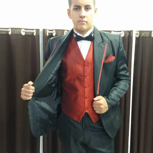 Terno preto com detalhes em vermelho Bauru por Aguiar Noivas, Festas e Ternos