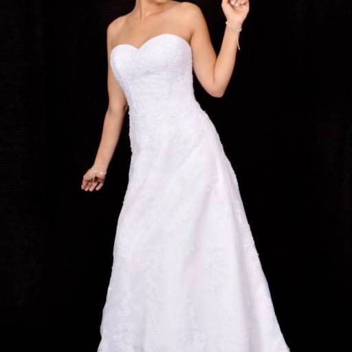 Comprar o produto de Vestido de noiva modelo evasê Bauru em Noivas pela empresa Aguiar Noivas, Festas e Ternos em Bauru, SP por Solutudo