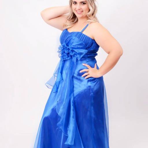 Tecido azul de cetim Plus Size em Bauru por Aguiar Noivas, Festas e Ternos