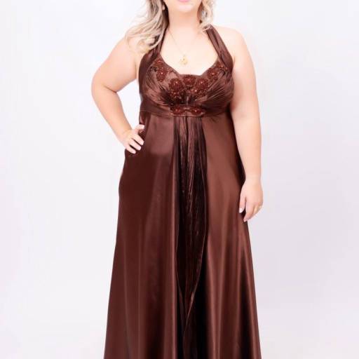Vestido marrom de cetim Plus Size em Bauru por Aguiar Noivas, Festas e Ternos