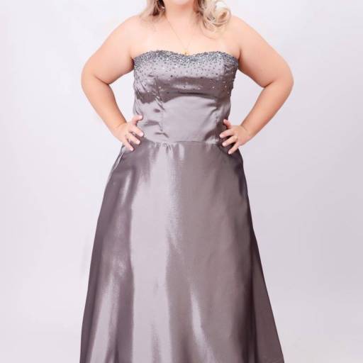 Vestido prata de cetim Plus Size em Bauru por Aguiar Noivas, Festas e Ternos
