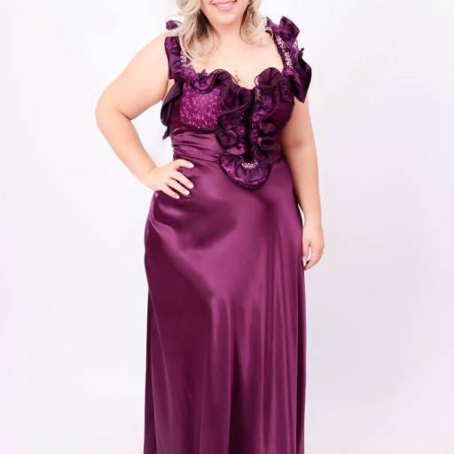 Vestido magenta Plus Size em Bauru por Aguiar Noivas, Festas e Ternos