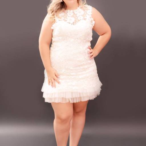 Vestido curto branco rendado Plus Size em Bauru por Aguiar Noivas, Festas e Ternos