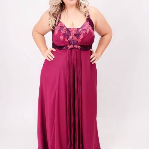 Vestido carmim Plus Size em Bauru por Aguiar Noivas, Festas e Ternos