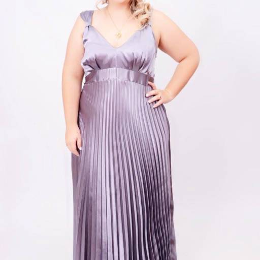Comprar o produto de Vestido lilás de cetim pregueado Plus Size em Bauru em Moda Plus Size pela empresa Aguiar Noivas, Festas e Ternos em Bauru, SP por Solutudo