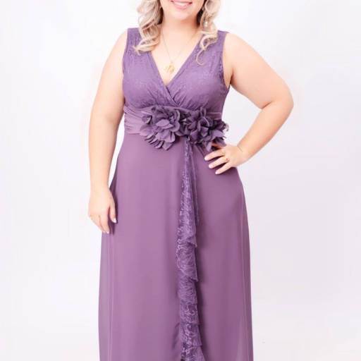 Vestido lilás com faixa floral Plus Size em Bauru por Aguiar Noivas, Festas e Ternos