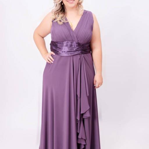 Comprar o produto de Vestido lilás pregueado Plus Size em Bauru em Moda Plus Size pela empresa Aguiar Noivas, Festas e Ternos em Bauru, SP por Solutudo