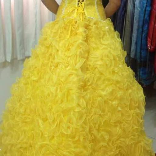 Vestido de Debutante Amarelo Longo sem Mangas por Aguiar Noivas, Festas e Ternos