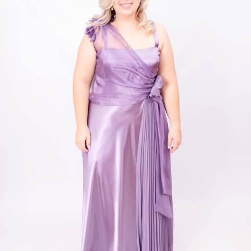 Vestido lilás de cetim pregueado Plus Size em Bauru por Aguiar Noivas, Festas e Ternos