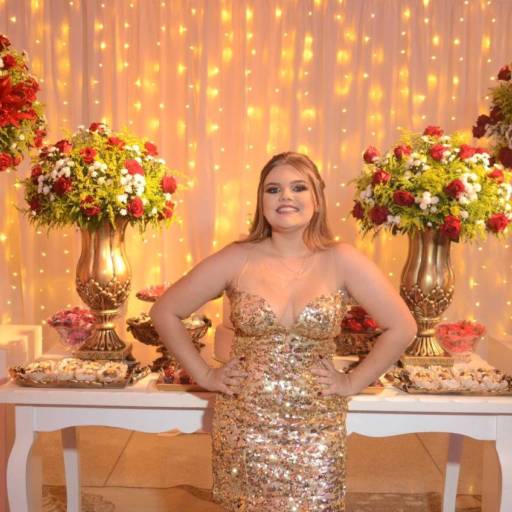 Comprar o produto de Vestido de Debutante Dourado com Lantejoulas em Vestidos de 15 Anos pela empresa Aguiar Noivas, Festas e Ternos em Bauru, SP por Solutudo