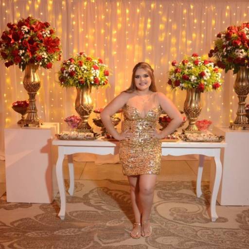 Vestido de Debutante Dourado com Lantejoulas por Aguiar Noivas, Festas e Ternos