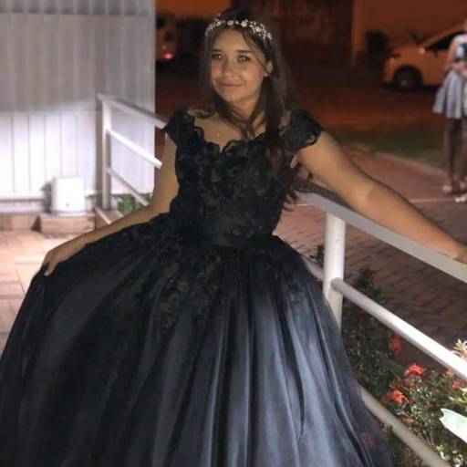 Vestido de Debutante Preto com Mangas por Aguiar Noivas, Festas e Ternos