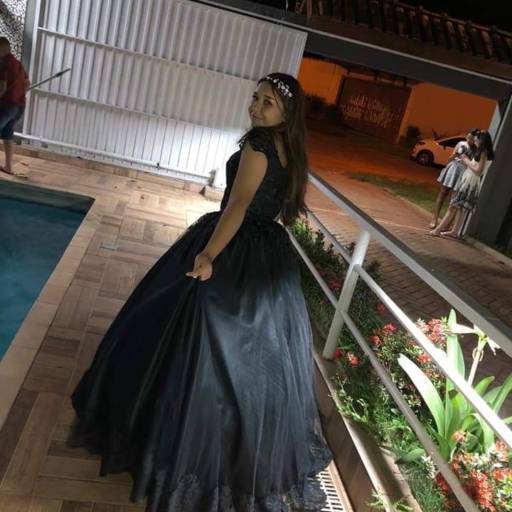 Vestido de Debutante Preto com Mangas por Aguiar Noivas, Festas e Ternos