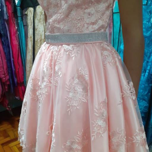 Vestido de Debutante Rosé Curto por Aguiar Noivas, Festas e Ternos