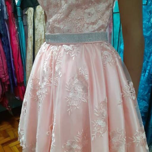 Vestido de Debutante Rosé Curto por Aguiar Noivas, Festas e Ternos